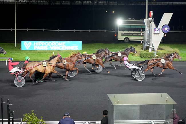 Photo d'arrivée de la course pmu PRIX DE SALVANHAC à PARIS-VINCENNES le Vendredi 27 décembre 2024