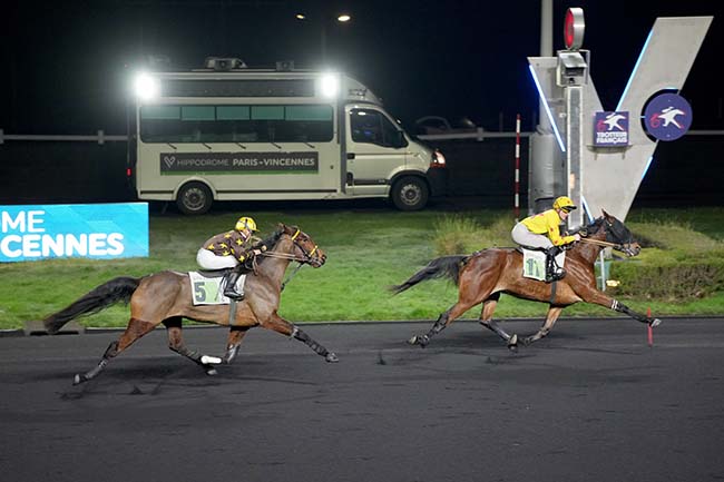 Photo d'arrivée de la course pmu PRIX DE MEYSSAC à PARIS-VINCENNES le Vendredi 27 décembre 2024