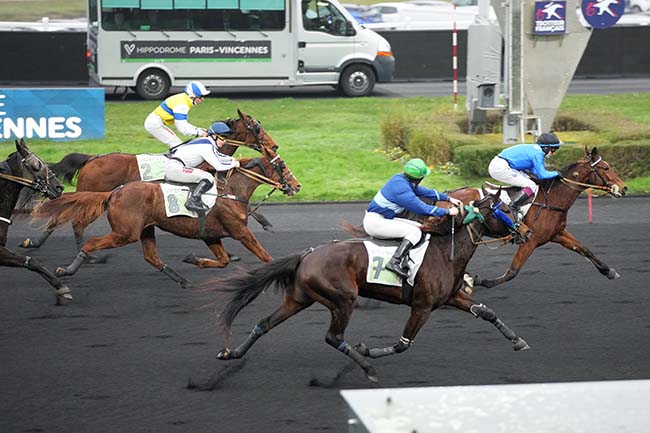 Photo d'arrivée de la course pmu PRIX DE LIMERMONT à PARIS-VINCENNES le Samedi 28 décembre 2024