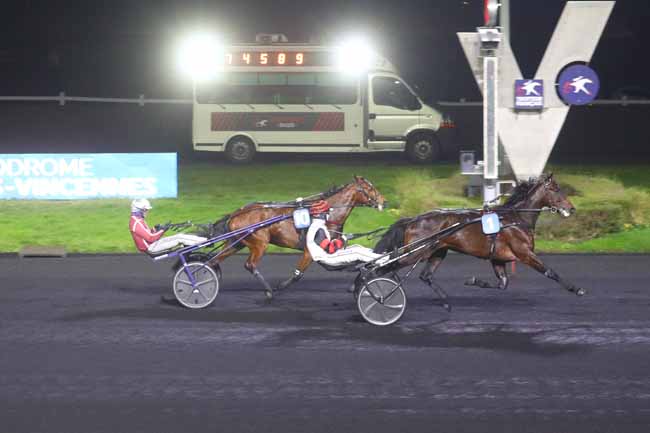 Photo d'arrivée de la course pmu PRIX DE MEULAN à PARIS-VINCENNES le Dimanche 29 décembre 2024