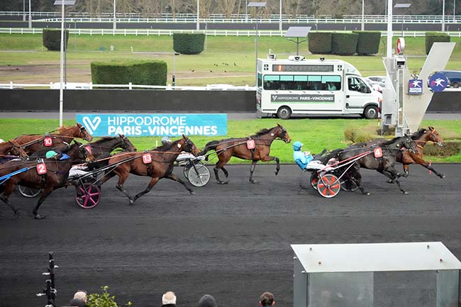 Photo d'arrivée de la course pmu PRIX D'ANGOULEME (PRIX DOMINIK CORDEAU) à PARIS-VINCENNES le Mercredi 1 janvier 2025