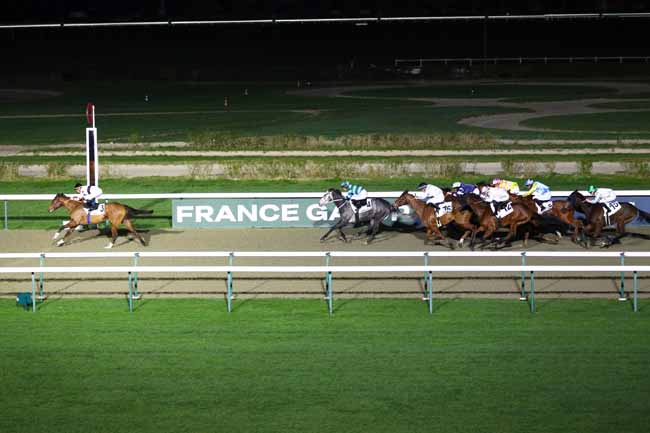 Photo d'arrivée de la course pmu PRIX DU VOLCAN à DEAUVILLE le Vendredi 10 janvier 2025