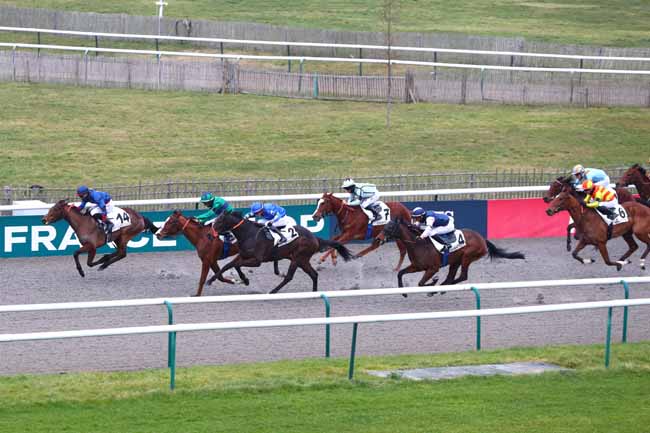 Photo d'arrivée de la course pmu PRIX DE LA HAUTE POMMERAYE à CHANTILLY le Vendredi 7 février 2025