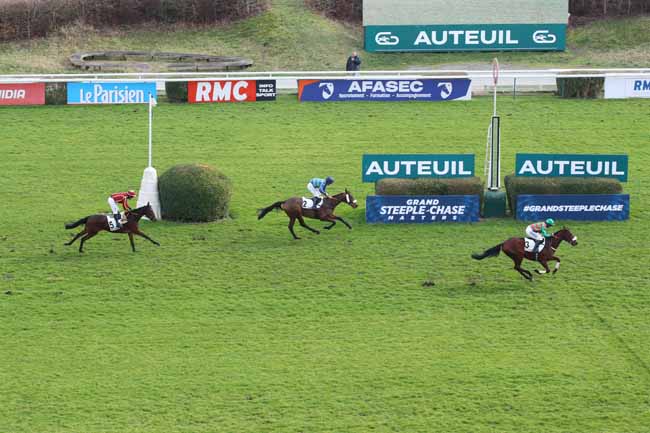 Photo d'arrivée de la course pmu PRIX AGITATO à AUTEUIL le Samedi 15 février 2025