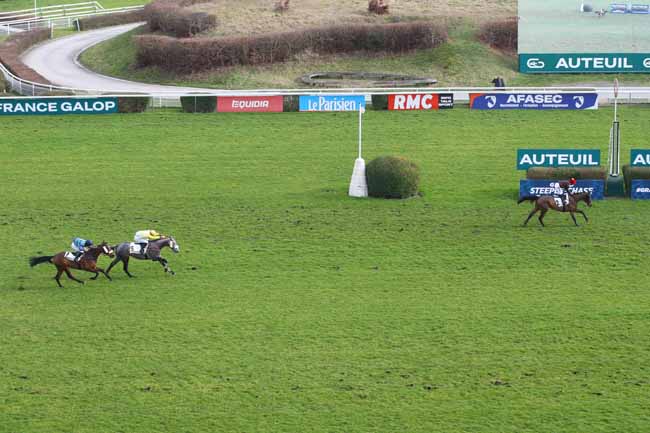 Photo d'arrivée de la course pmu PRIX JEAN-CLAUDE EVAIN à AUTEUIL le Samedi 15 février 2025