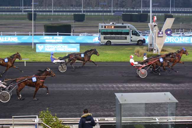 Photo d'arrivée de la course pmu PRIX DE CHALLANS à PARIS-VINCENNES le Lundi 17 février 2025