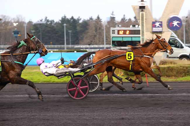 Photo d'arrivée de la course pmu PRIX DE SAINT-PIERRE-LA-COUR à PARIS-VINCENNES le Vendredi 21 février 2025