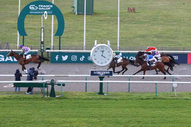 Photo d'arrivée de la course pmu PRIX DU CARREFOUR DU CHAPITRE à CHANTILLY le Jeudi 27 février 2025