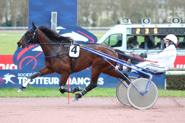 Photo d'arrivée de la course pmu PRIX DE JUMIGNE à CAEN le Lundi 10 mars 2025