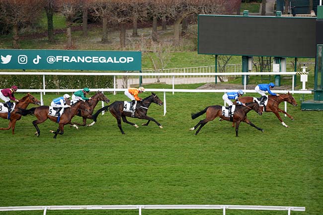 Photo d'arrivée de la course pmu PRIX TERTULLIEN à SAINT CLOUD le Dimanche 16 mars 2025