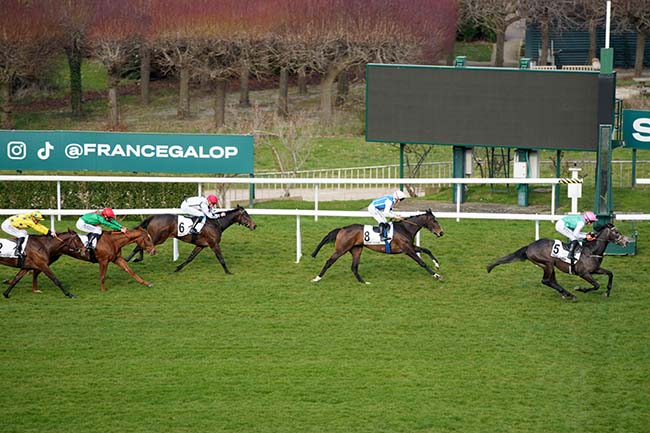 Photo d'arrivée de la course pmu PRIX LA CAMARGO à SAINT CLOUD le Dimanche 16 mars 2025