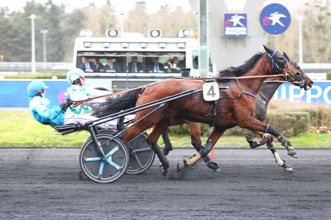 Photo d'arrivée de la course pmu PRIX IDUNNA à PARIS-VINCENNES le Vendredi 21 mars 2025