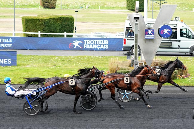 Photo d'arrivée de la course pmu PRIX DE GUEUGNON à PARIS-VINCENNES le Samedi 22 mars 2025