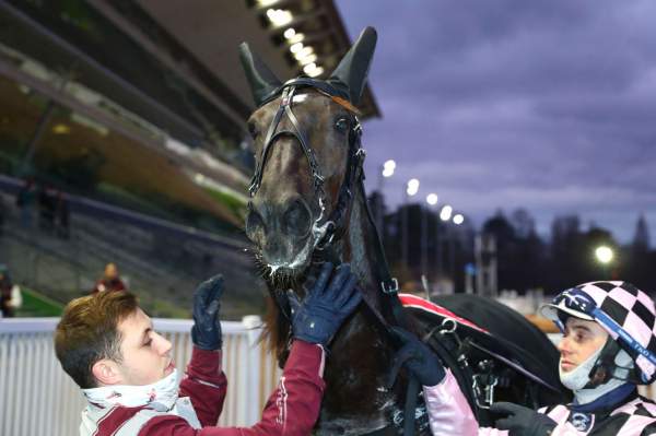 La photo de Luciano Menuet Arrivée PMU Prix Maurice de Gheest à Vincennes