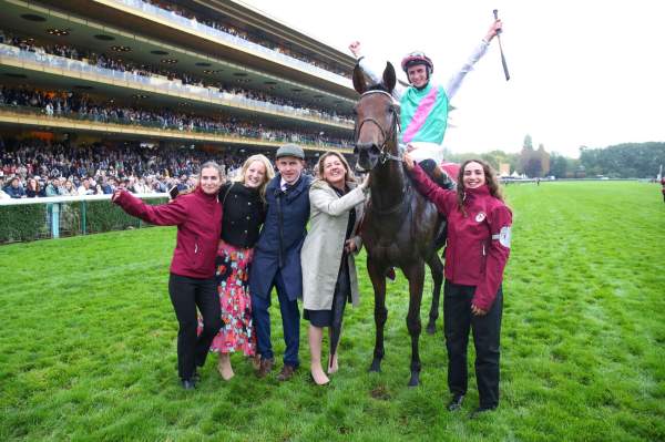 La photo de Bluestocking arrivée Quinté+ pmu Qatar Prix de l'Arc de Triomphe (Gr.1) à Longchamp