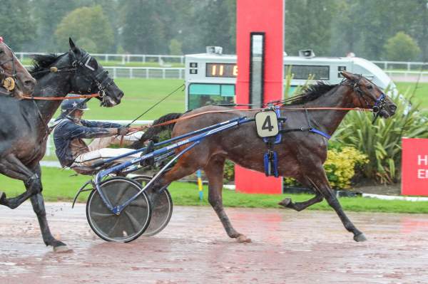 La photo de Hanika Du Lupin Arrivée Quinté+ Pmu Prix des Gobelins à Enghien