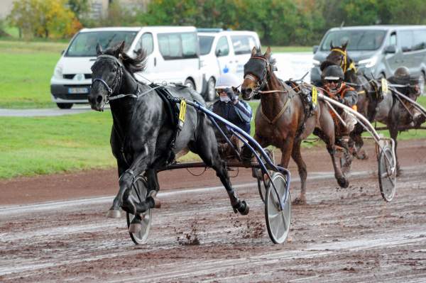 La photo de Iguski Sautonne Arrivée Quinté+ Pmu 11e étape du Grand National du Trot 2024 à Saint-Galmier