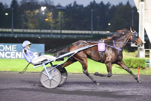 La photo de Gaspar D'angis Arrivée Pmu Prix des Cévennes à Vincennes