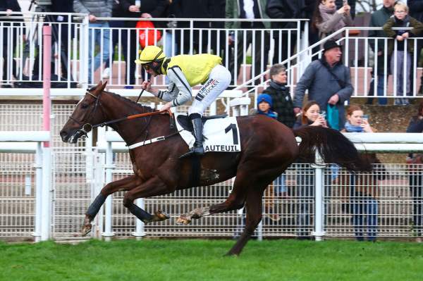 La photo de Zephyr De Beaumont Arrivée Quinté+ PMU Prix Univers II à Auteuil