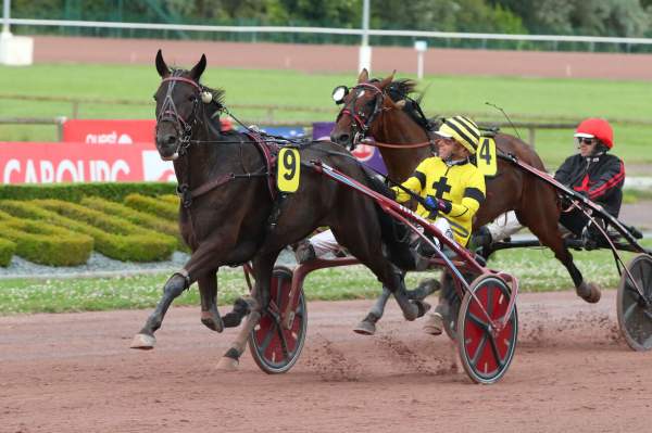 La photo de Hoche Arrivée Quinté+ Pmu Prix des Hellebores à Cabourg