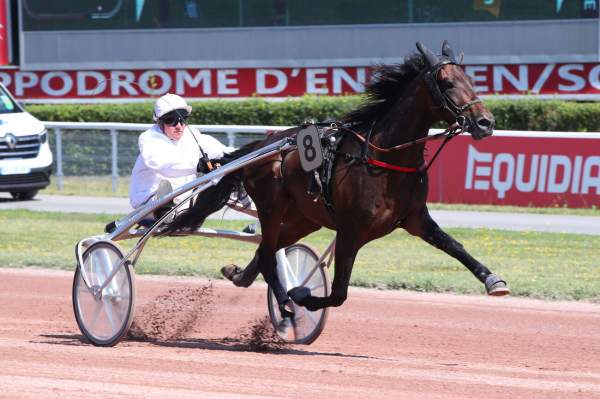 La photo de Marshal De Celland arrivée pmu Prix de la Porte de Clichy à Enghien