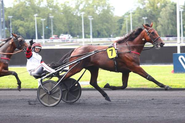 La photo de Hymne Du Gersa arrivée  pmu Prix de Provence (Gr.III) à Vincennes