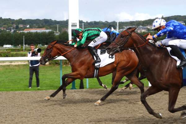 La photo de Omicrone arrivée Quinté+ pmu Prix Resort Barriere Deauville-Trouville à Deauville