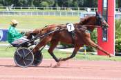 La photo de Lolita Bourbon arrivée pmu Prix du Ballon d'Alsace à Enghien