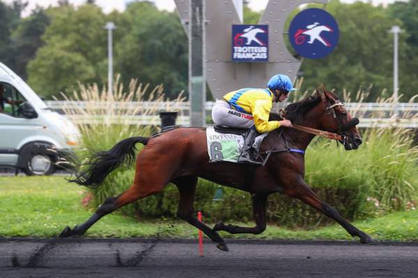 Photo de GAZELLE DE VAL cheval de TROT MONTE