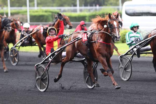 La photo de Josh Power Arrivée Quinté+ PMU Critérium des 5 ans 2024 à Vincennes