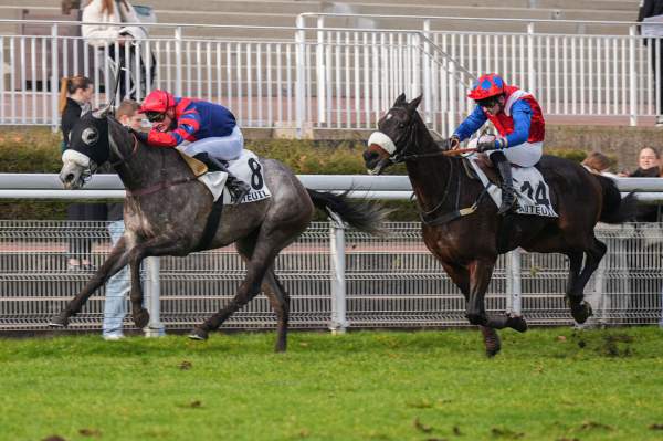 La photo de Just In Time Blue Arrivée Quinté+ PMU Prix Beugnot à Auteuil