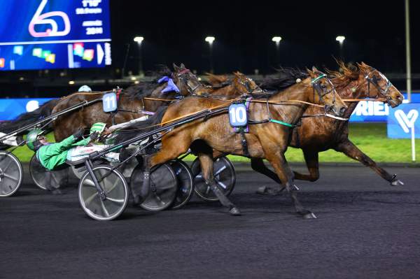 La photo de Konfinee Arrivée Quinté+ Pmu Prix de Lorient à Paris-Vincennes