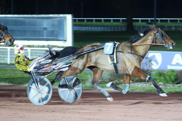 La photo de Gims Du Plessis Arrivée Quinté+ Pmu Prix de Pierrefitte-sur-Seine à Enghien