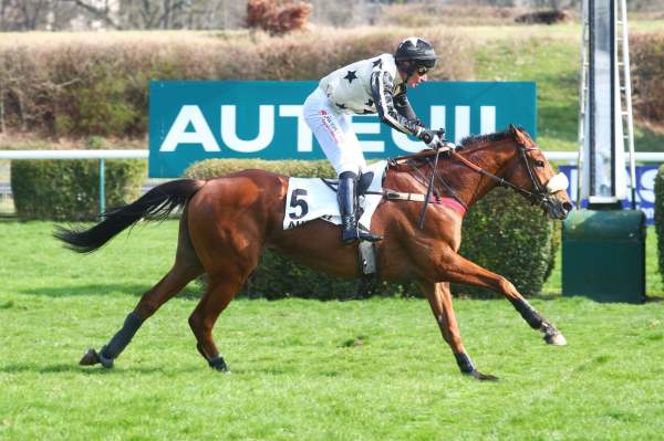 La photo de Rosario Baron arrivée pmu Prix Air landais (L) à Auteuil