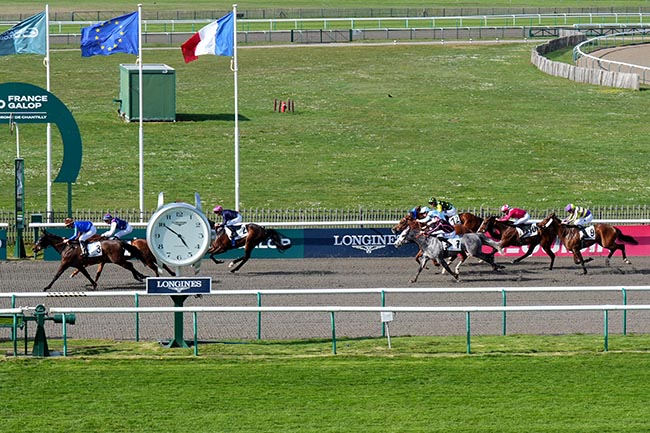 Photo d'arrivée de la course pmu PRIX DE LA GRANDE RUE à CHANTILLY le Jeudi 3 avril 2025